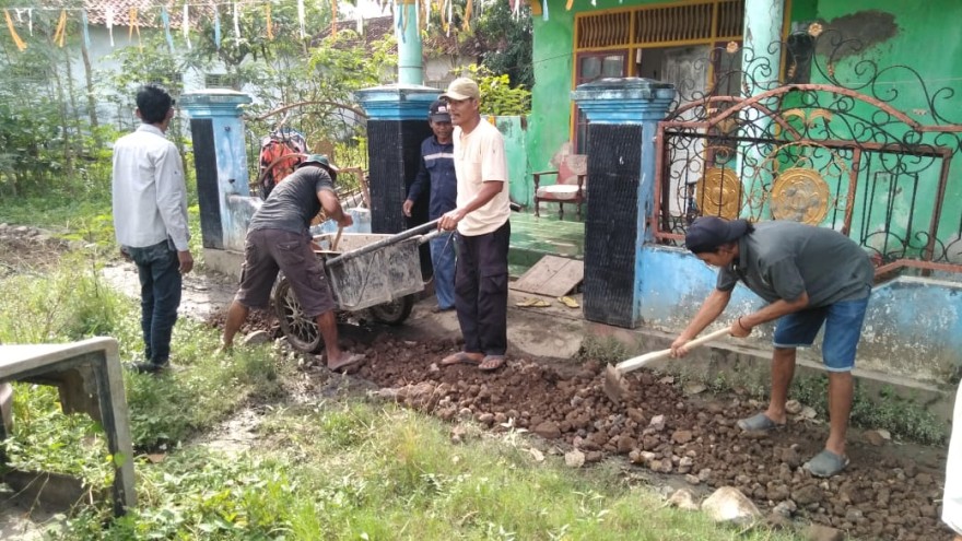 Kerja Bakti Jalan dan Saluran Irigasi di Desa Cangkingan